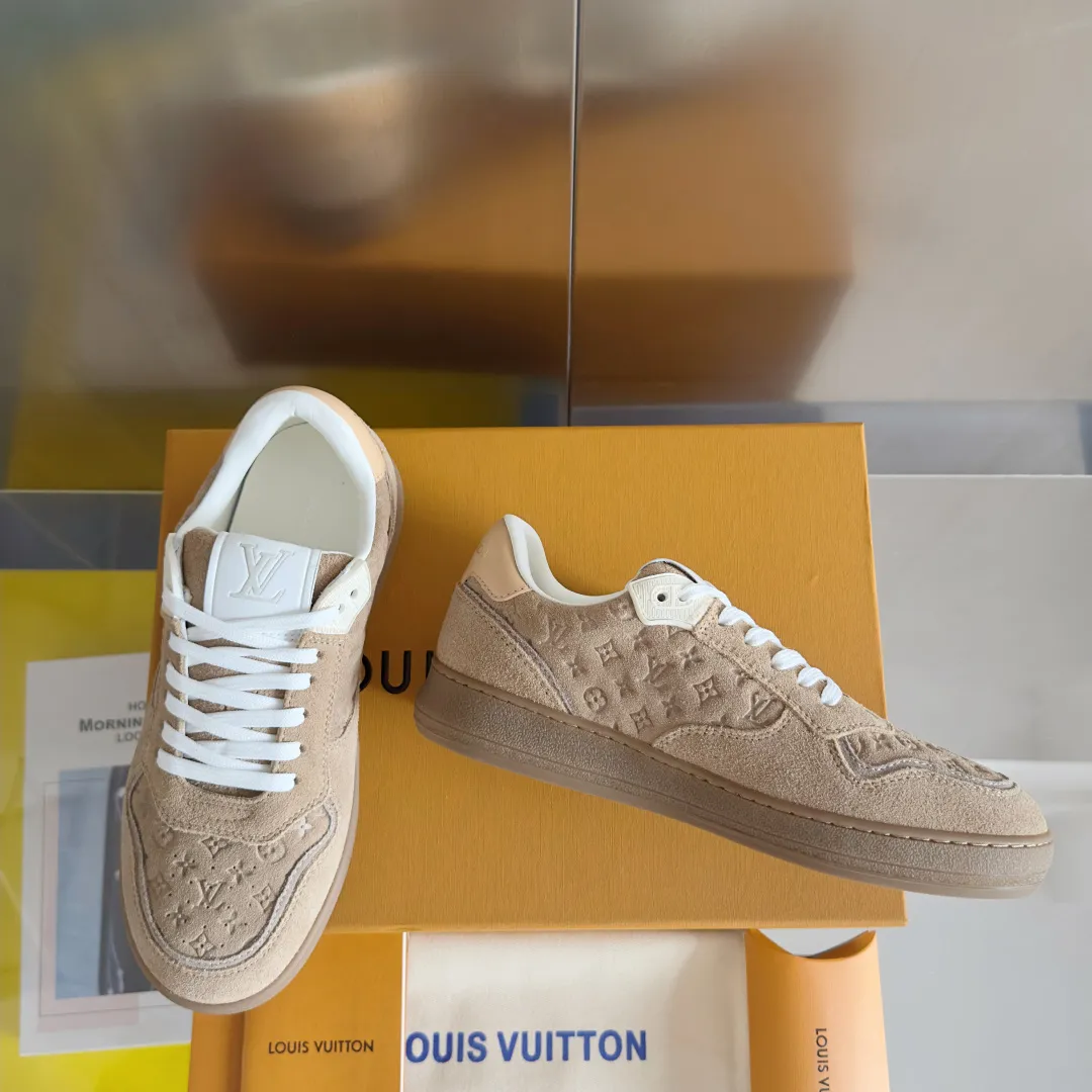 👟👟Ex-factory price 740👟👟 Top version LV Louis Vuitton L House Donkey Brand Stadium Series Casual Sports Shoes White Shoes Dexun Shoes Original purchase, development and production LV Stadium sports shoes are soft cow leather partially embossed with Monogram patterns, reproducing the retro design trend. Monogram canvas trim and toe perforations bring together exquisite details, the tongue is decorated with LV letter label, and the outsole depicts the Louis Vuitton logo. Exquisitely packaged at the delivery counter🛍📦 ▪️ Fabric: Original imported first-layer cowhide ▪️ Lining: Original imported soft sheepskin lining ▪️ Sole: Original open-molded non-slip rubber outsole ▪️ Bottom thickness: 3CM ▪️ Size: Women's 35-41